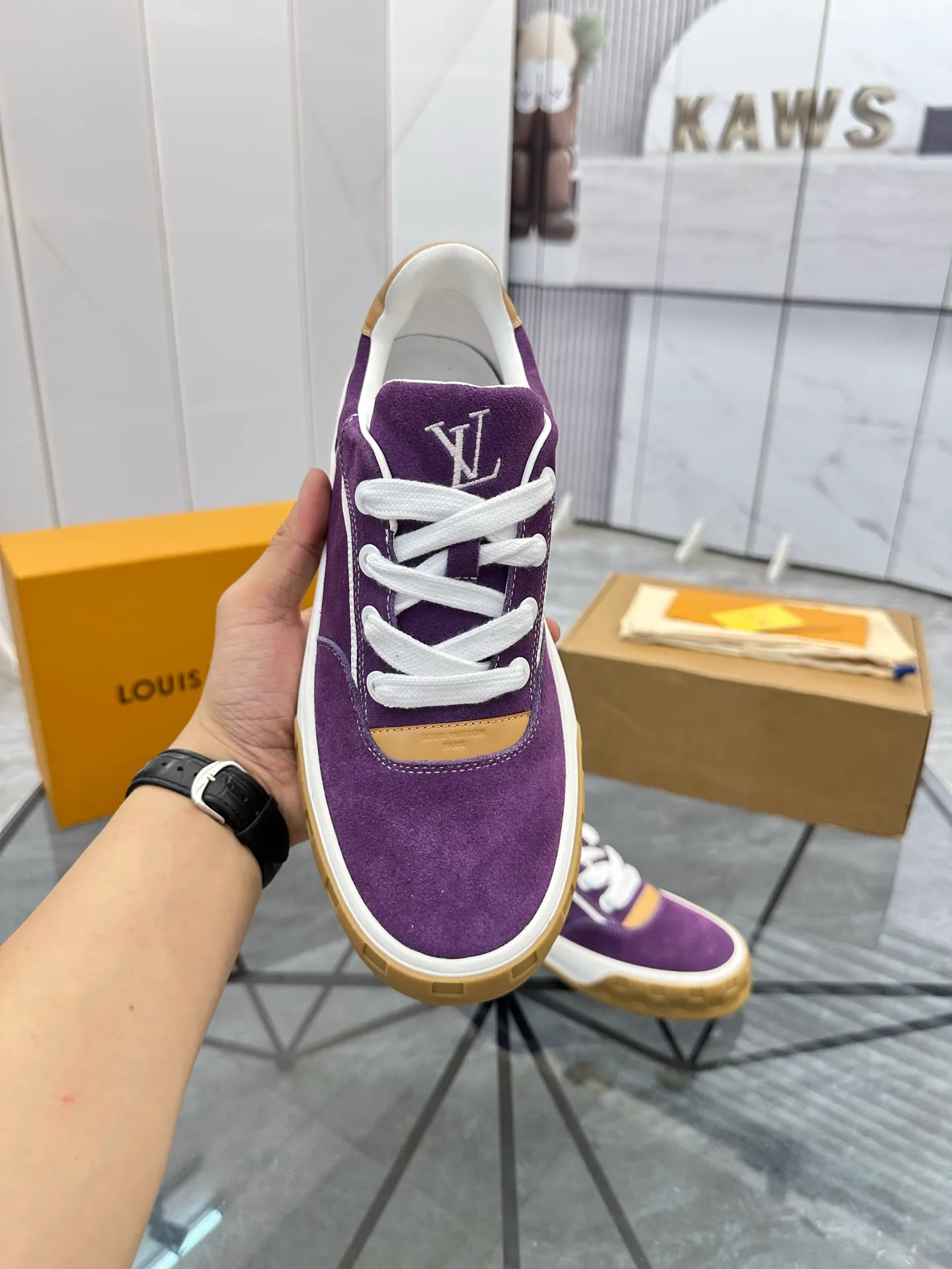 Men's shoes for sale 💰: 💰P660¥ Top quality Comes with airplane case Product trademark: LV* "Louis Vuitton*" low-top casual shoes Regular size: 35-44 (can be customized to 45) Couple style Product materials: imported nubuck leather upper, sheepskin lining, original outsole. Number: 819